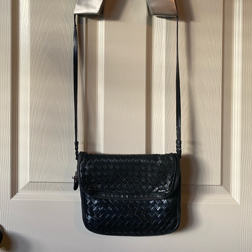 Authentic Black Bottega Veneta Crossbody Bag in Good Pre-owned Condition